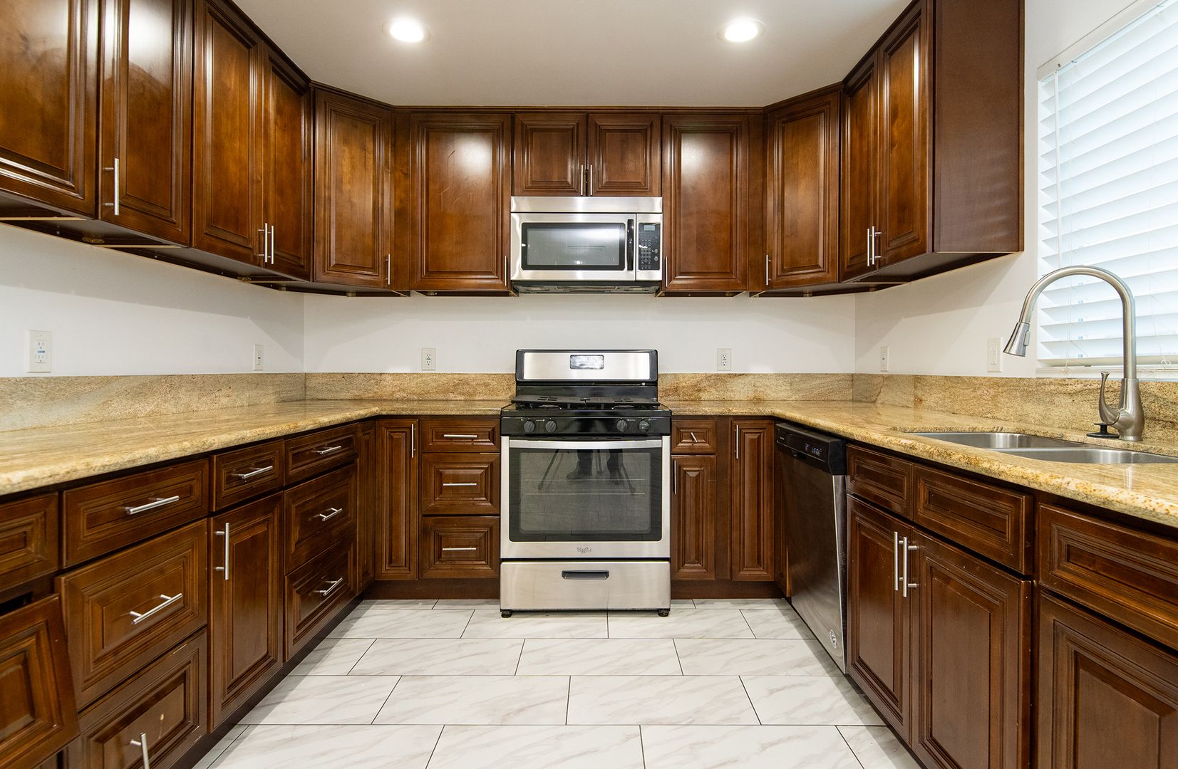 Paramount Apartment: 15158-15160 Orange ave