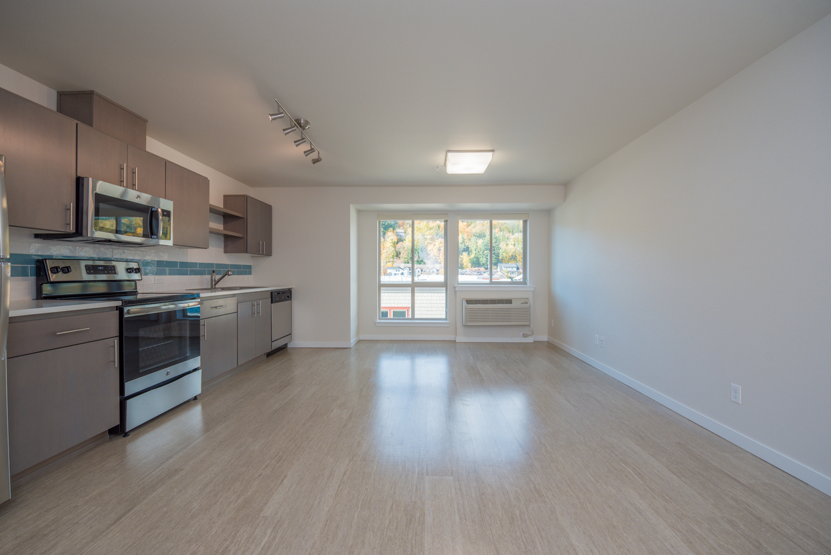 Portland Apartment: 5885 S Macadam Avenue