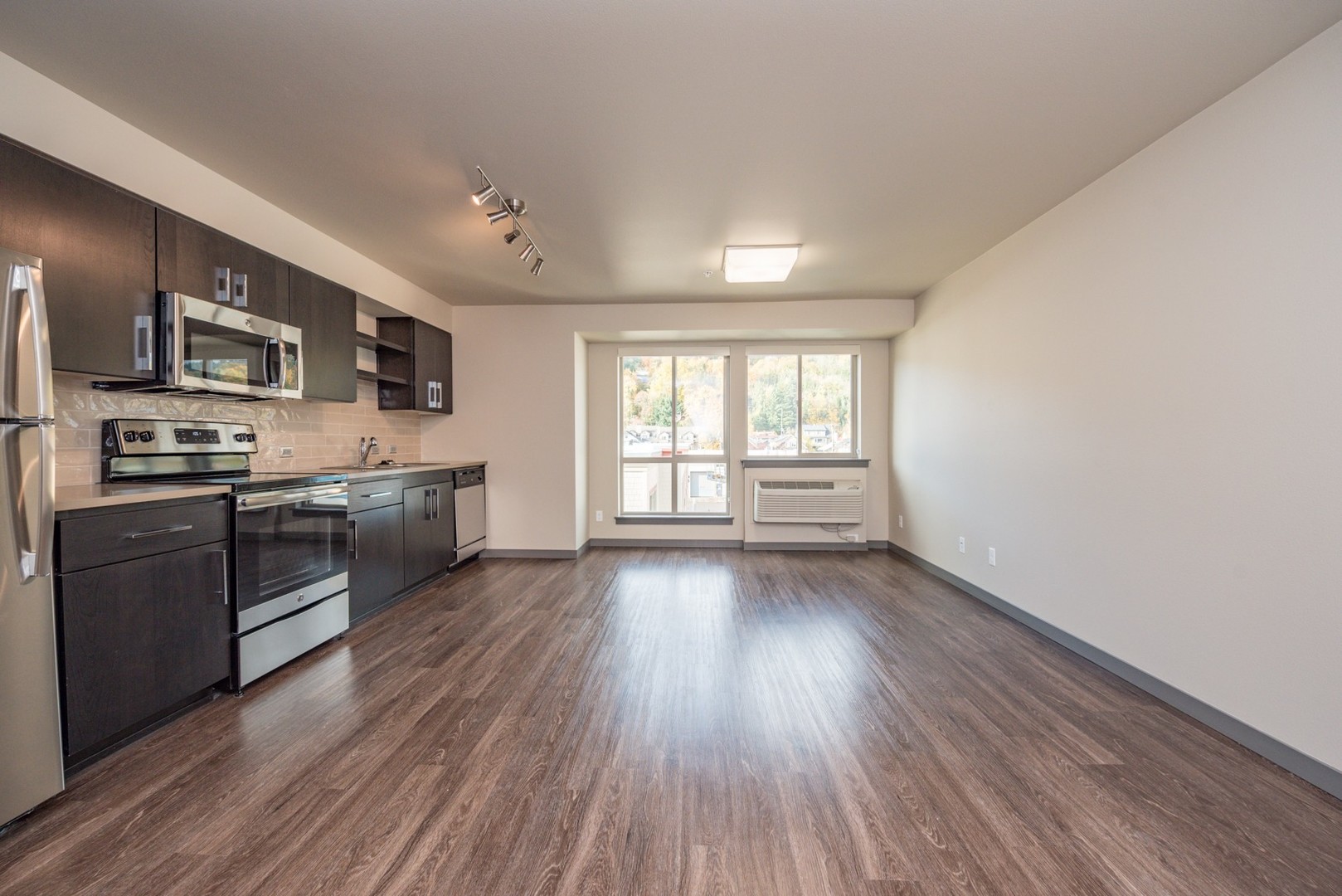 Portland Apartment: 5885 S Macadam Avenue