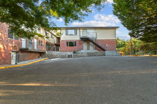 2 bed 1 bath Top Floor Corner + W/D + Assigned parking included! – photo 1