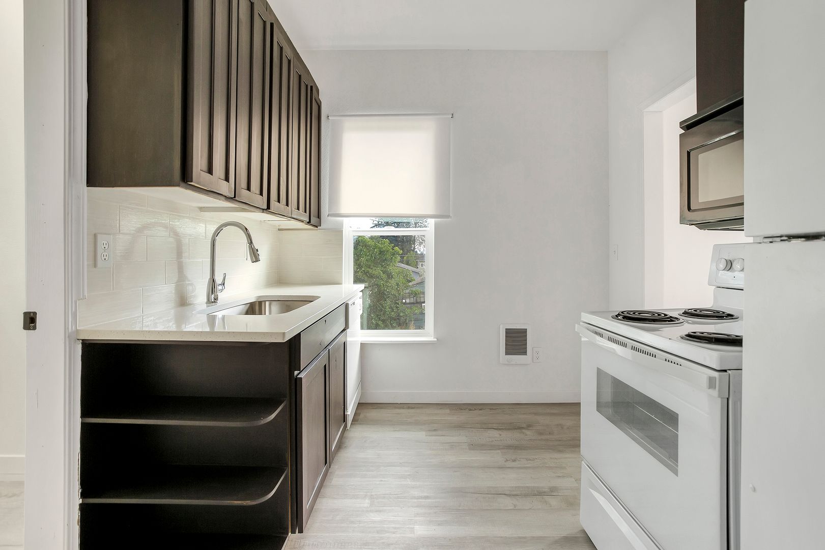 Hillsboro Apartment: 450 SE 5th Ave