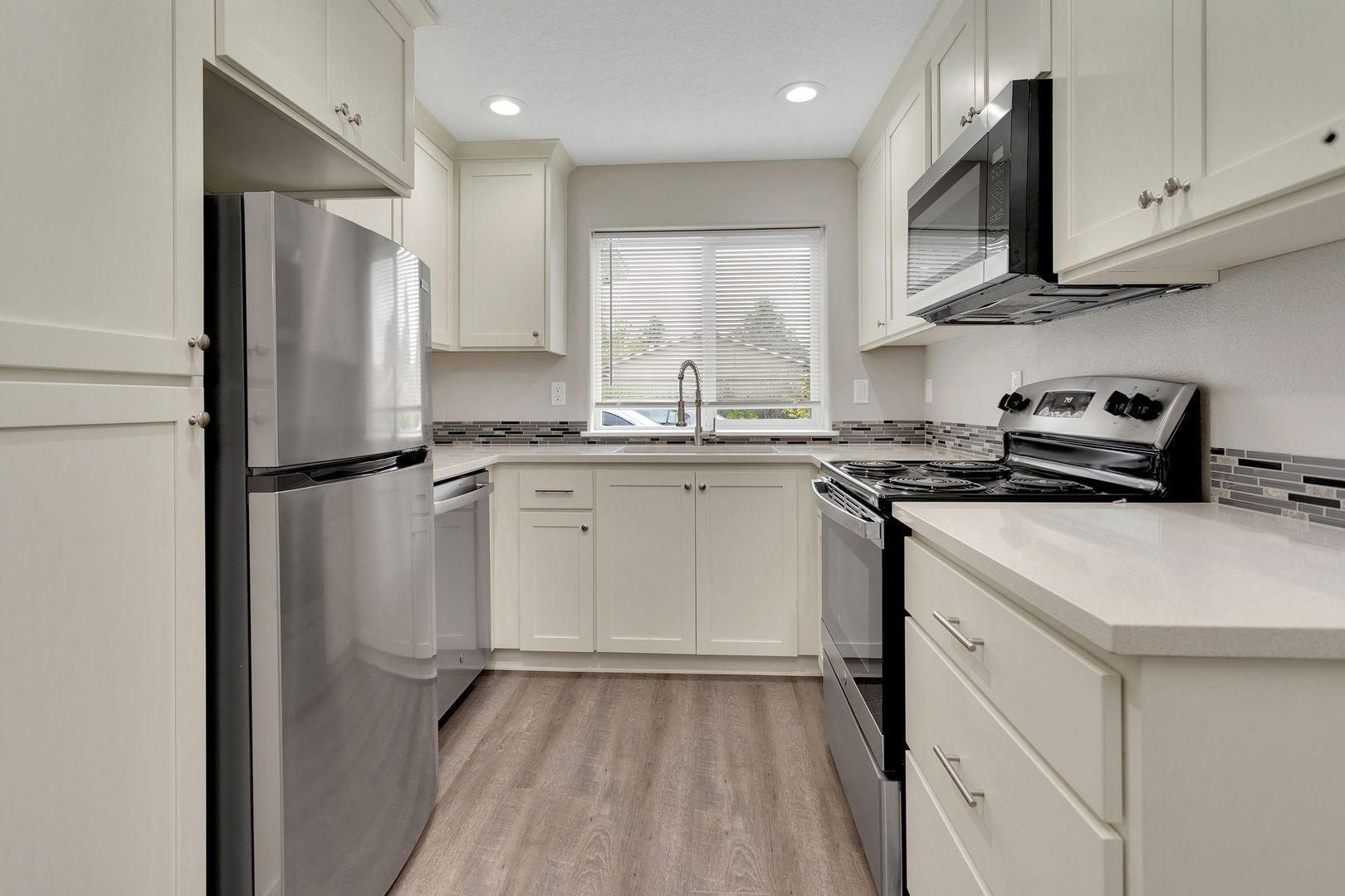Portland Apartment: 242 SE 106th Ave