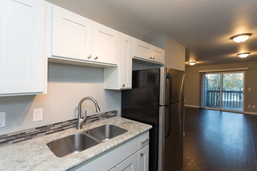 2 Bed/1 Bath Top Floor + W/D + Wood Floors + Huge Balcony!! – photo 1