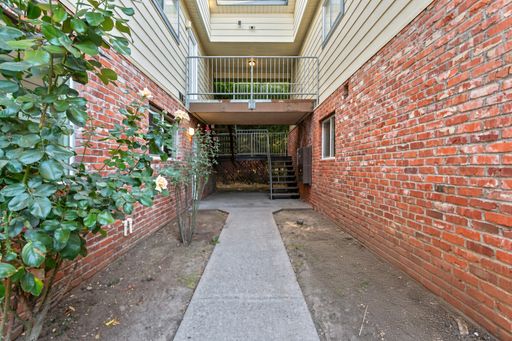 Ground Floor 2/1 Wood Floors + Off Street Parking included! – photo 1
