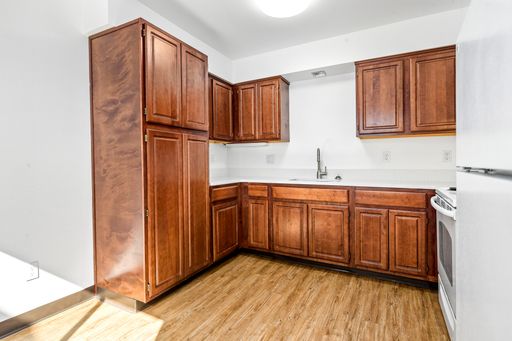 Buckman/Kerns Renovated 2/1 + Wood Floors + Assigned Parking Included! – photo 1