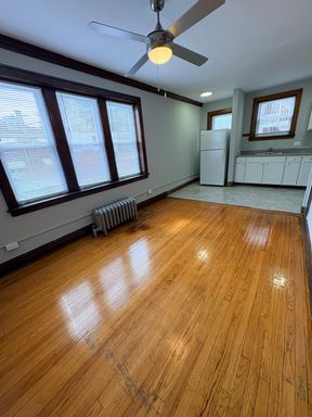 2 Bedroom in Berwyn with Heat Included!
