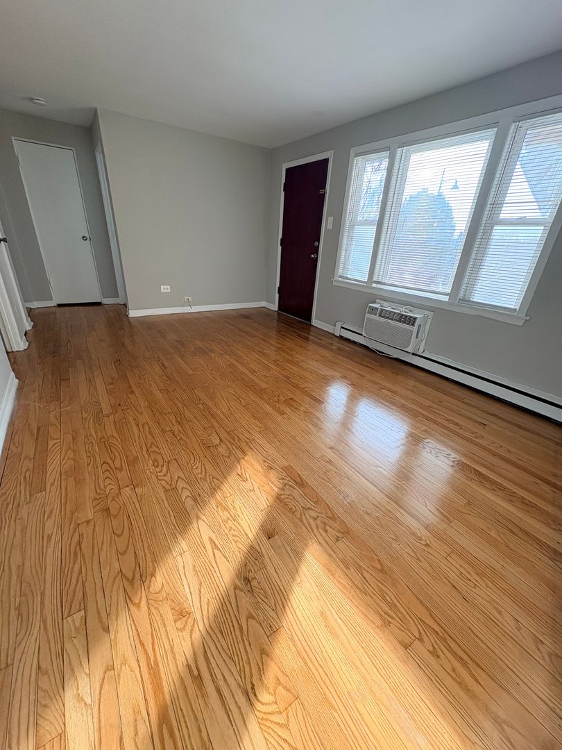 Berwyn Apartment: 6933 Stanley Ave