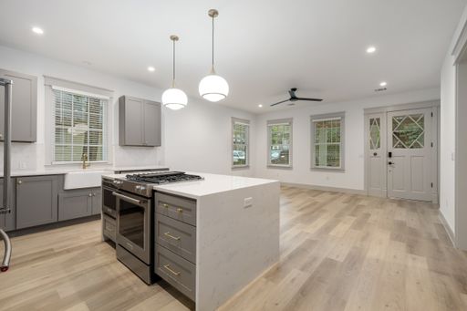 UT PRE-LEASE: Charming 4 Bed/2 Bath + 2/2 Detached Garage Apt.in West Campus, Walk to UT – photo 1
