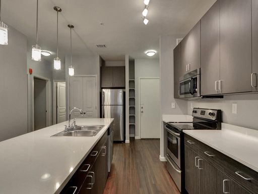 UT PRE-LEASE: 3/2 West Campus Condo Built in 2015! Multiple Units Avail. – photo 1