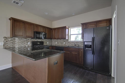 UT PRE LEASE: 2 bd/1.5 ba 2012 Newly Constructed Hancock Garage Apt. – photo 1