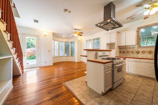 UT PRE-LEASE: 3 BR / 2.5 BA Bungalow - Open Floor Plan - Natural Light - Washer/Dryer Included – photo 1
