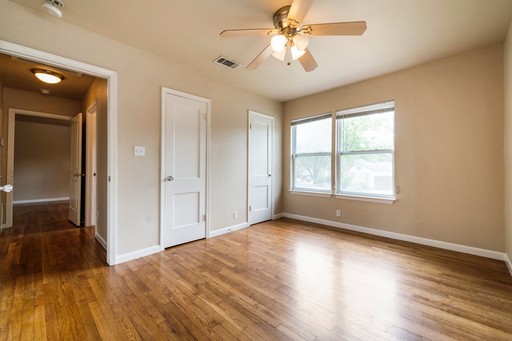 UT PRE-LEASE: Remodeled 3 bed/2 bath North Campus, High-End Finishes, Wood Floors – photo 1