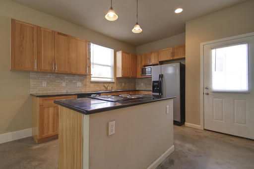 UT PRE LEASE: 2009 Constructed 2 Bed / 1.5 Bath Garage Apartment, Concrete Floors, High-End Kitchen, Garage – photo 1