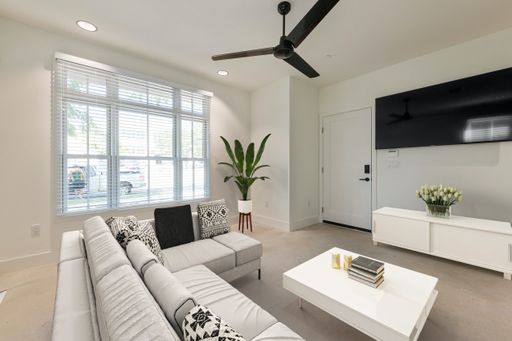 UT PRE-LEASE: Luxury new apartment complex in North Campus, multiple units and floorplans available! – photo 1