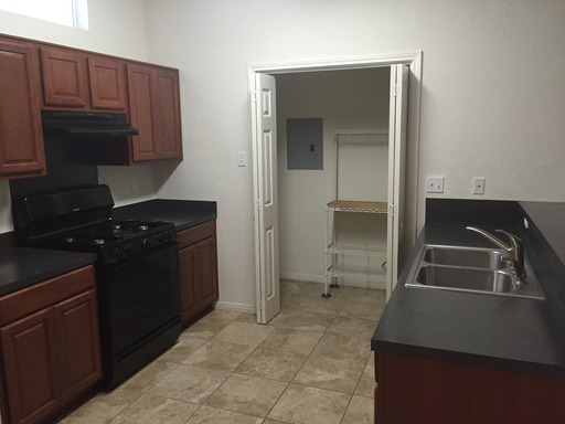 UT PRE-LEASE: Spacious 3 BR / 2.5 BA Duplex - Walk to UT - Perfect for Entertaining – photo 1