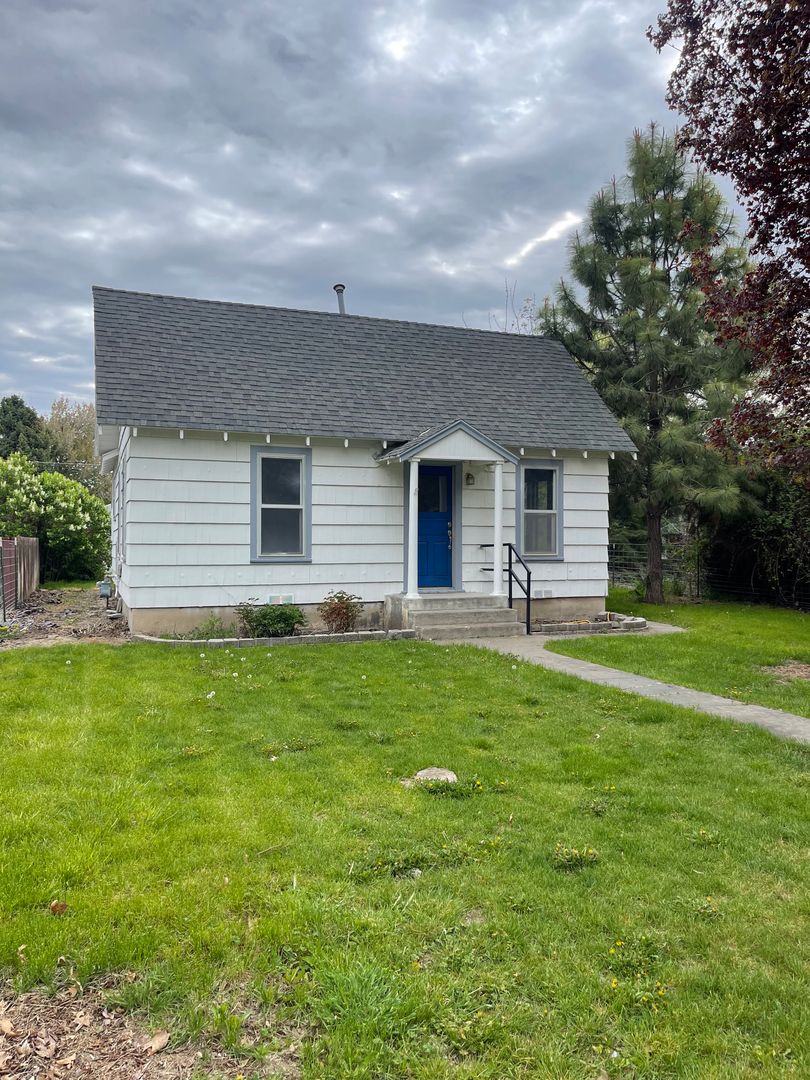 New Plymouth House: 112 W. Park Ave.