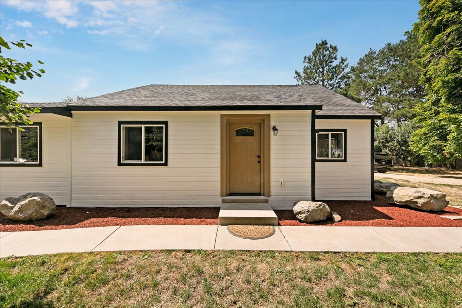 Middleton House: 297 Bard Ave