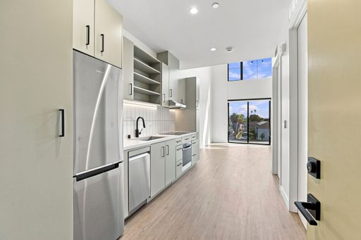 Stunning Loft-Style 1BR in South Oceanside | Vaulted Ceilings | Walk to the Beach – photo 1