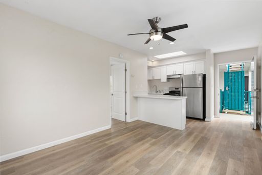 Beachside Studio for Rent in San Diego | In-Unit Laundry & Modern Amenities – photo 1
