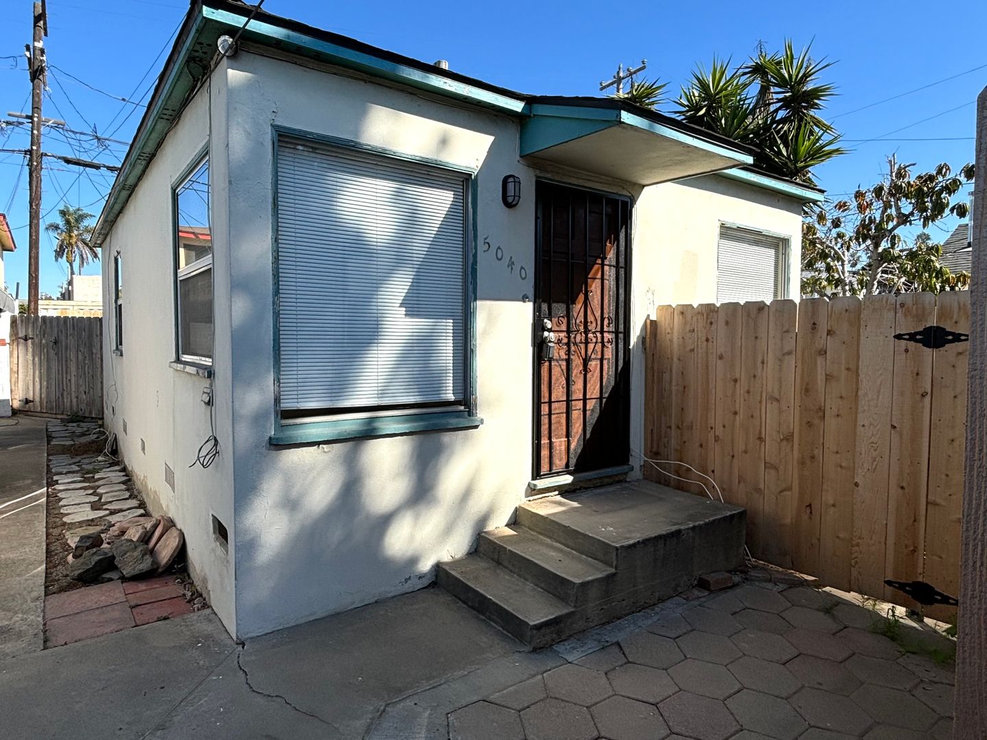 San Diego Apartment: 5038-5040 Voltaire St.