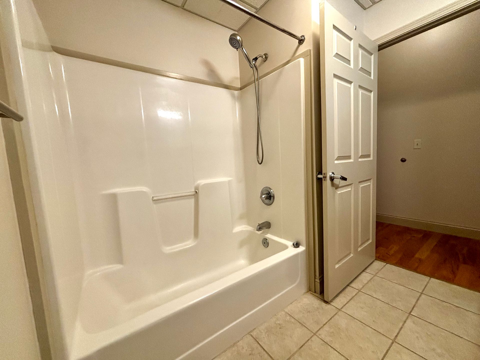 Beautiful Downtown Apartment 9 of 12