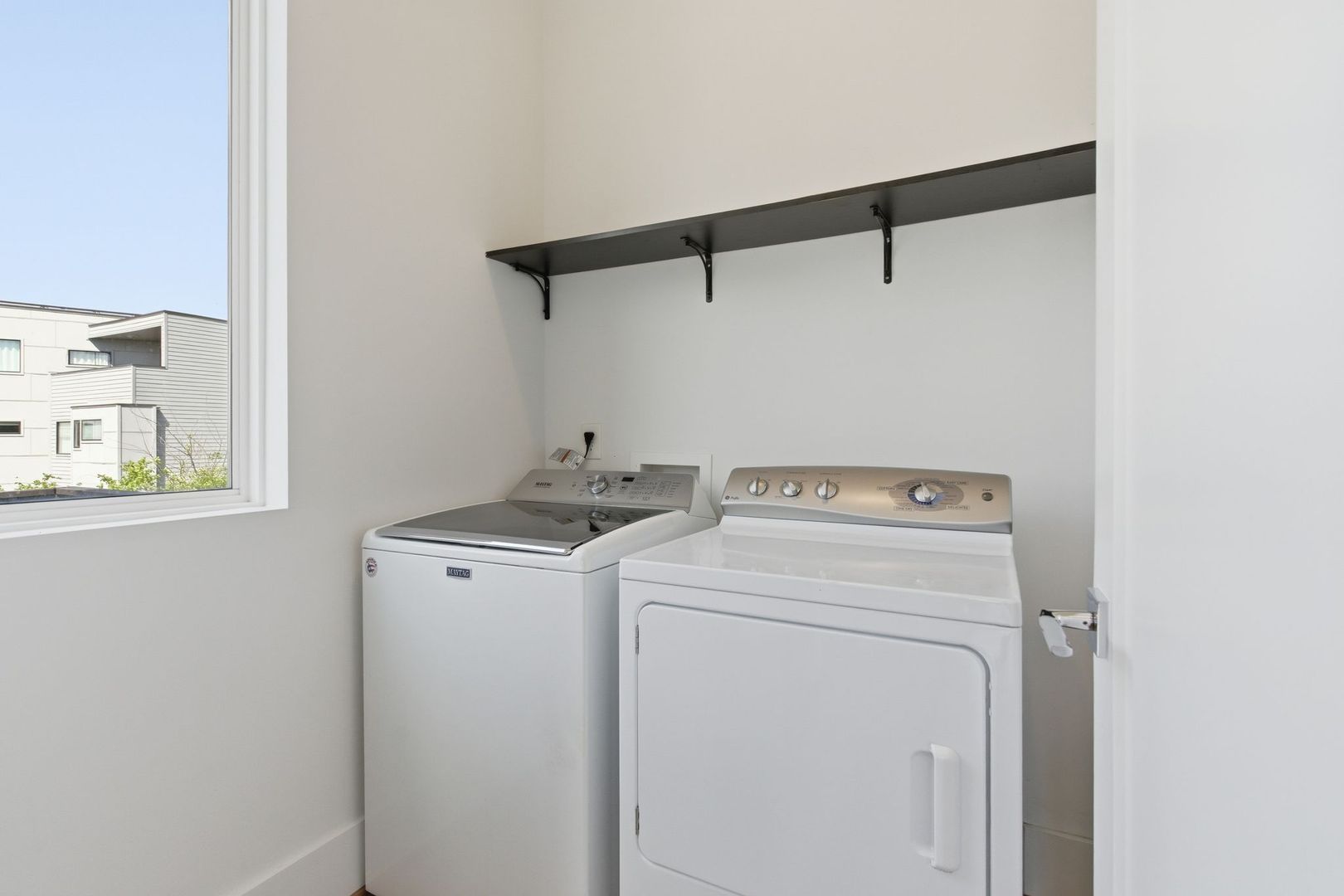 Laundry room at 1202KA-Meleleo