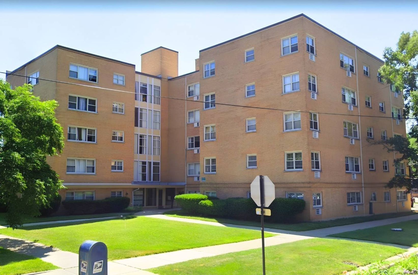 Chicago Apartment: 1447 West Touhy