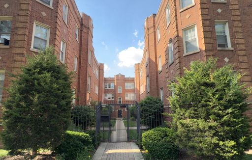 Cozy Belmont Cragin Studio/One Bath ~ Heat Included ~ Income Guidelines Apply – photo 1