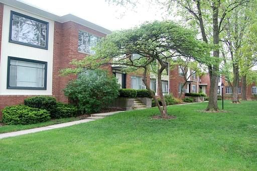 Homewood One Bed/One Bath ~ Heat and Parking Included! ~ Cats Welcome – photo 1