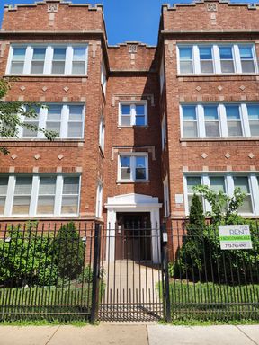 Renovated Deluxe Albany Park Three Bed/One Bath + Den Apartment - Central AC/Heating! – photo 1