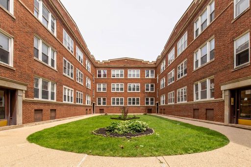 East Rogers Park One Bedroom + Sunroom *Income Restrictions Apply* – photo 1