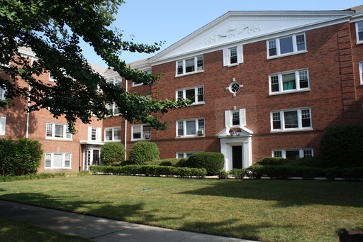Spacious South Evanston Two Bed/One Bath *Income Guidelines Apply* AS-IS – photo 1