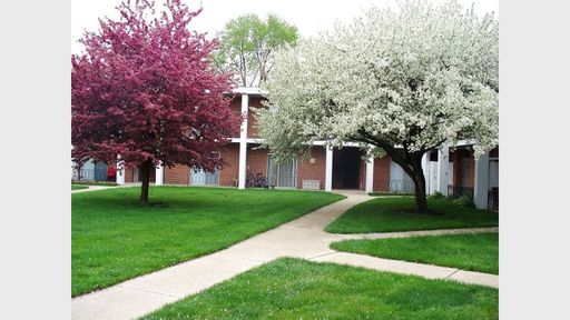 Deluxe One Bed/One Bath Apartment + Private Balcony - Heat & Parking Included!