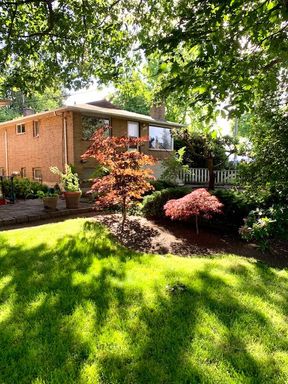 Charming 2BR Montlake Apartment | Fireplace, Garage Parking & Minutes to UW – photo 1