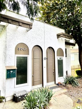 West Seattle, 2Bed/1.75Bath w/ Private Patio + Parking! – photo 1