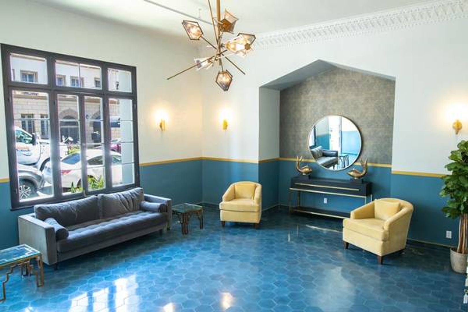 Los Angeles Apartment: 527 S Hobart Blvd.