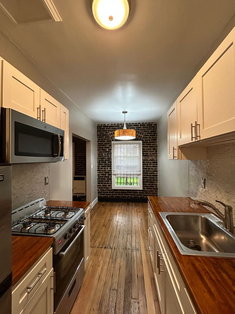 Los Angeles Apartment: 427 S Mariposa Ave.