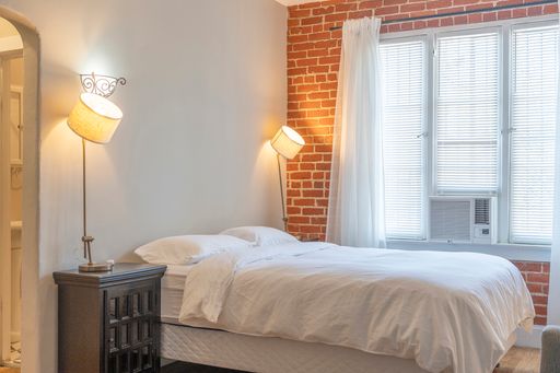 Beautiful Vintage Studio- Exposed Brick- Original Hardwood Floors! Fully Furnished! – photo 1