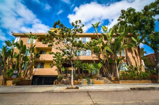 One-Bedroom Corner Unit in Highly Walkable Area – photo 1