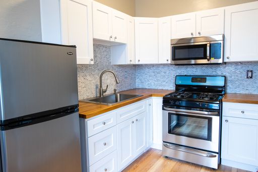 Bright, Renovated 4th Floor Studio - Brick Walls & Wood Floors - Full Kitchen w/Stainless Steel Appliances! – photo 1