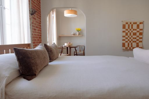 Renovated Studio with Brick Walls- Wood Floors, Fully Furnished! – photo 1