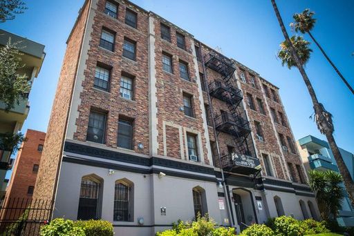Charming 3rd Floor Studio, Brick Walls, Cool Deco & Wood Flooring, HUGE Walk In Closet, Full Bath, Full Kitchen & Matching Appliances (ask about move in specials at the tour) – photo 1