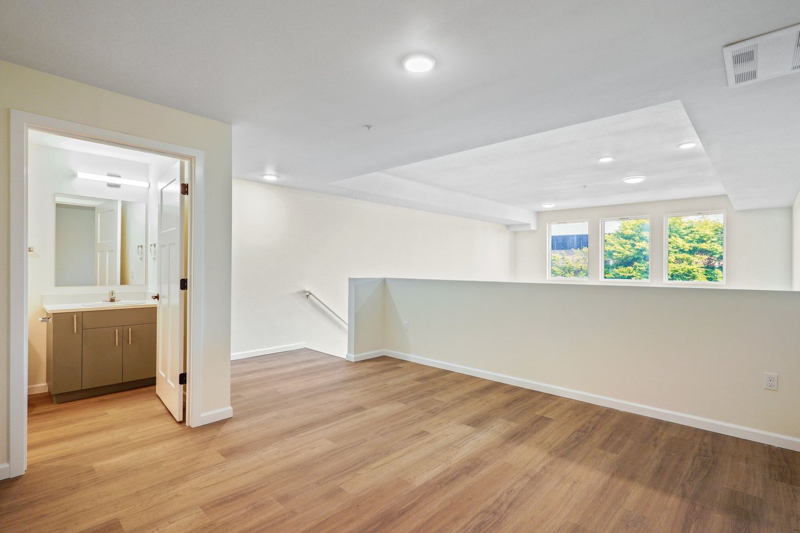 Olympia Apartment: 401 Union Ave SE