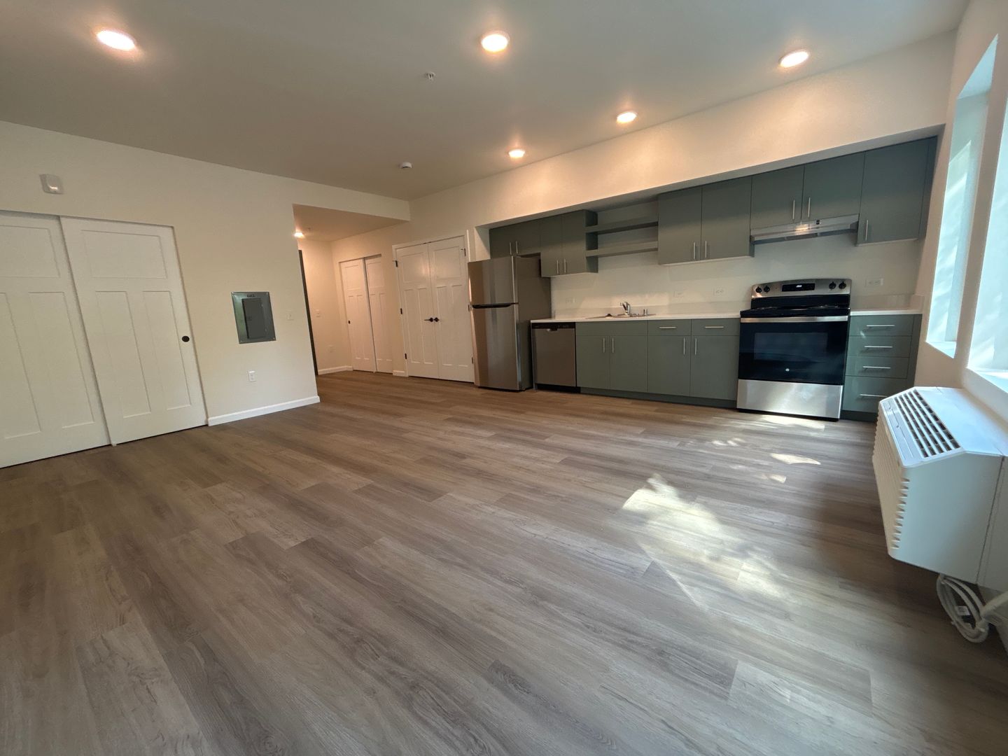 Olympia Apartment: 401 Union Ave SE