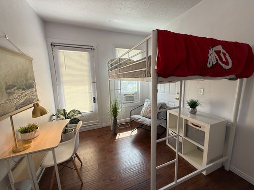 Affordable Private Girl Room only 2 block from U campus - Own Entrance/Shared Balcony