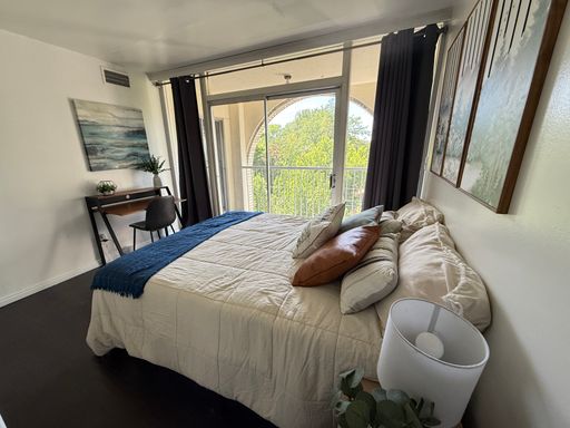 Spacious Modern-Style Furnished Private Guy Room Floor to Ceiling windows - 3 block from U campus – photo 1