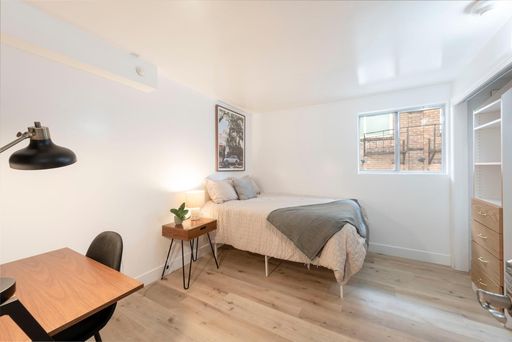 Smart Living - Furnished Renovated / Prime U Location – photo 1