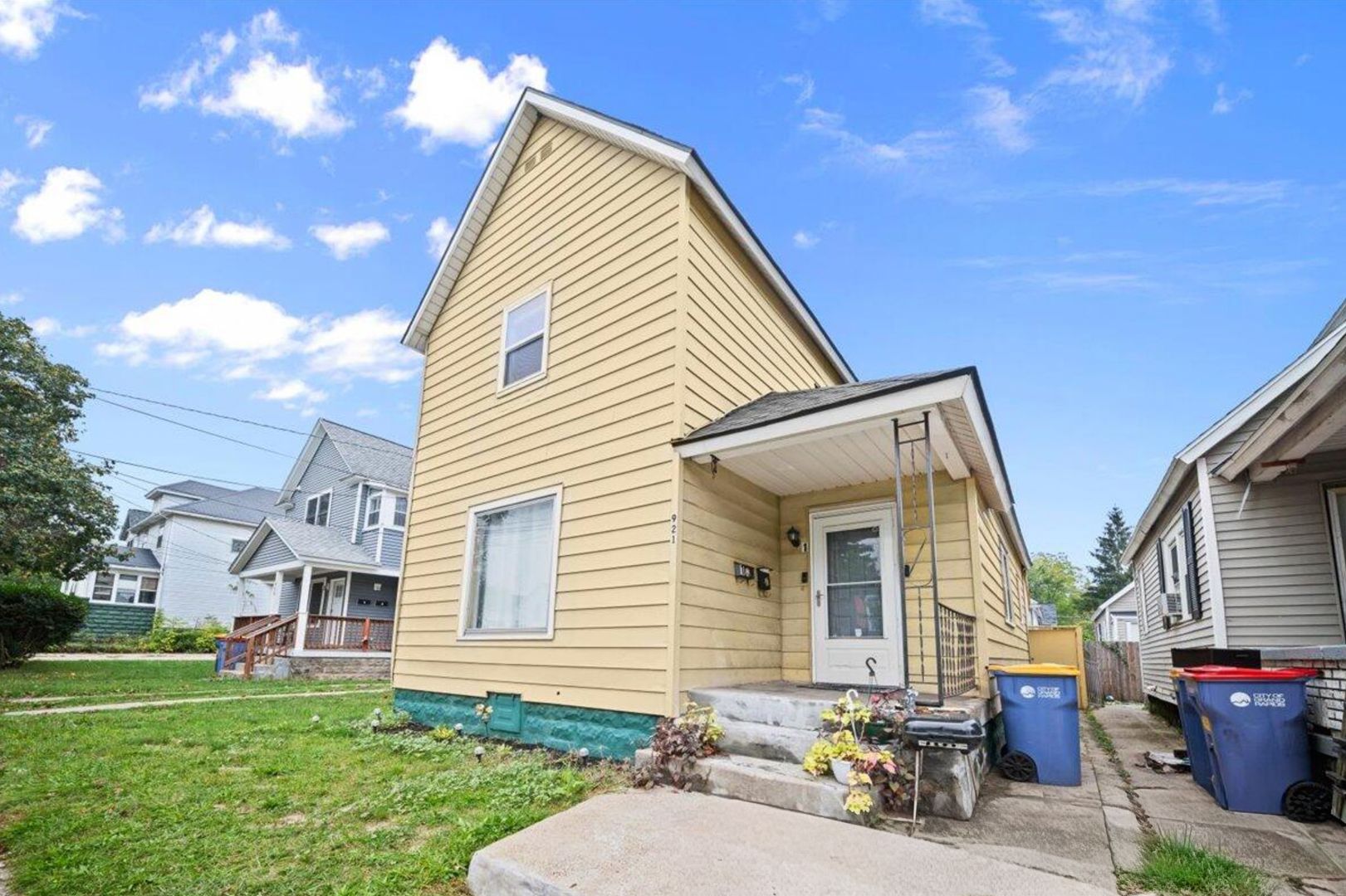 Grand Rapids Apartment: 921 4th St NW