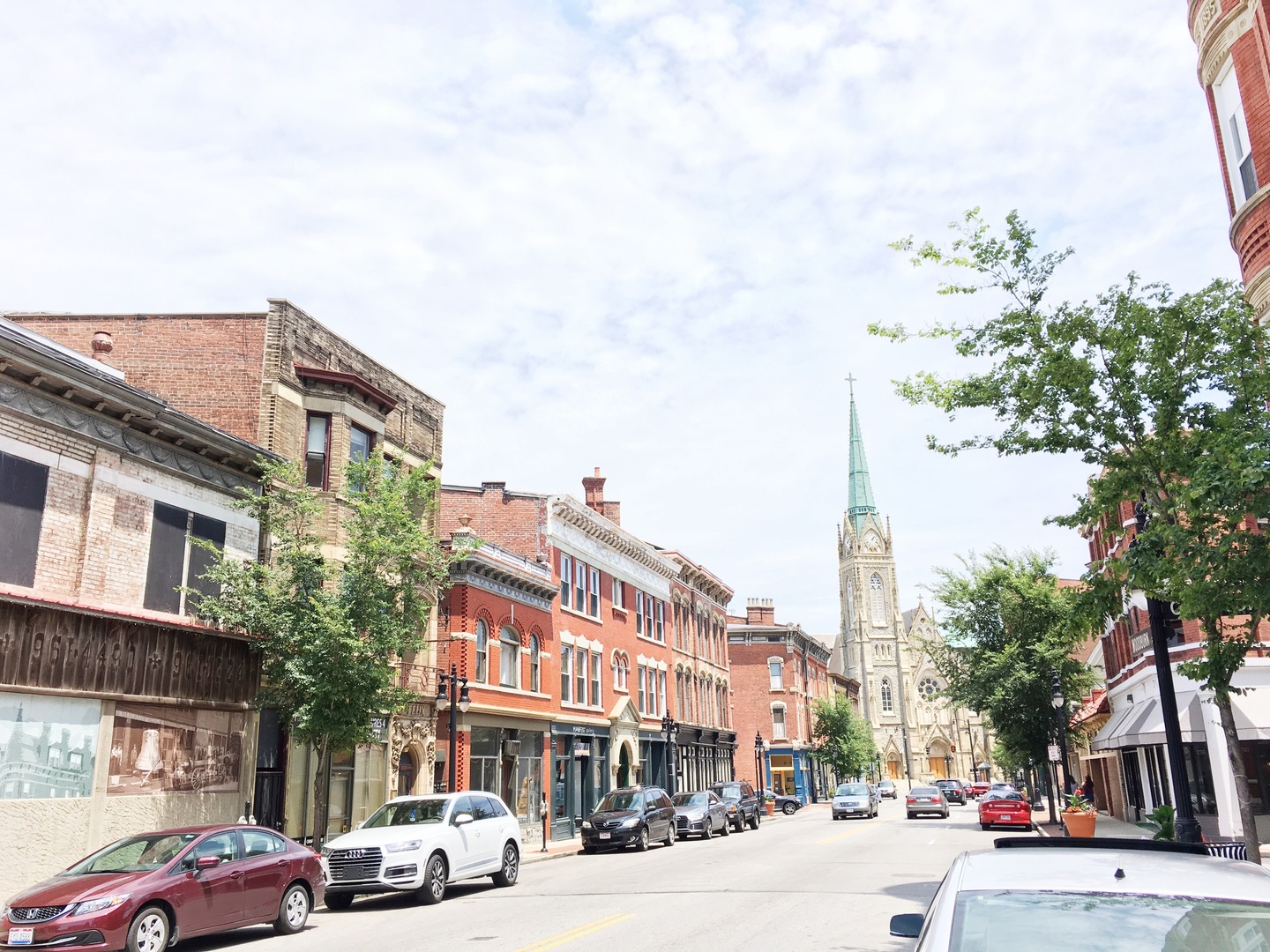 Cincinnati Apartment: 2712 Woodburn Ave