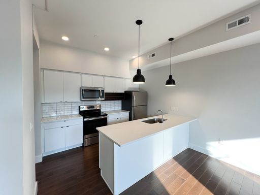 Spacious One Bedroom at Columbia Flats – photo 1